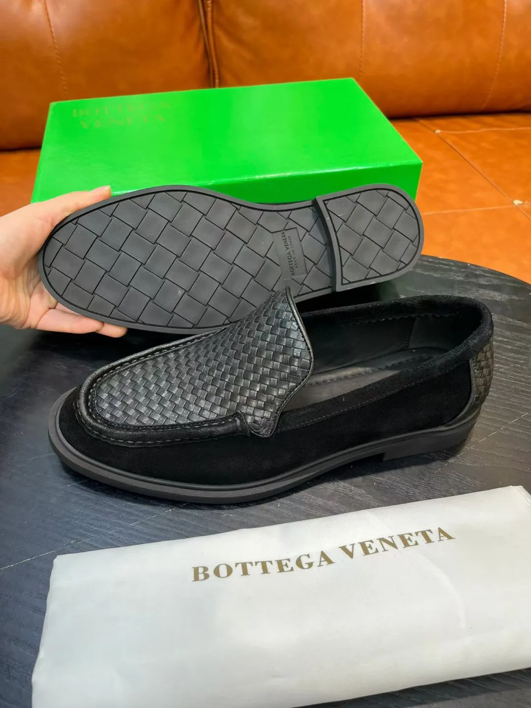 [BV] Top P: 780💰 Size: Male 39-44 (38.45 non-refundable) Bottega Veneta 2025 autumn and winter counter synchronization style. Bottega Veneta BV's new driving shoes have a slip-on design with suede upper, BV's unique weaving design on the heel, and a weaving pattern on the outsole.